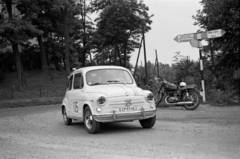 Magyarország, Gyömrő, Kossuth tér, háttérben a református templom., 1968, Péterffy István, Fiat 500, Fiat 600, Fortepan #141897