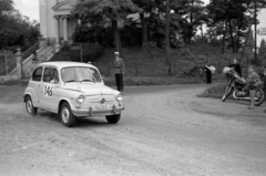 Magyarország, Gyömrő, Kossuth tér, háttérben a református templom., 1968, Péterffy István, Fiat 500, Fiat 600, motoros rendőr, Fortepan #141898