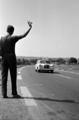 Magyarország, Balatonakarattya, a 71-es főút, autóstoppos a település határában., 1967, Péterffy István, német gyártmány, Mercedes-márka, stoppolás, Fortepan #142025