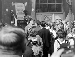 Magyarország, Budapest V., Falk Miksa (Néphadsereg) utca 24-26. Emléktábla avatás., 1957, Szent-tamási Mihály, úttörő, plakát, életkép, masni, csoportosulás, Budapest, 1956-utóélet, Fortepan #14207