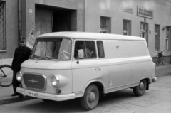 Magyarország, Monor, Petőfi Sándor utca, a Barkas a postahivatal előtt áll., 1968, Péterffy István, Barkas-márka, postás, rendszám, háztartási bolt, postajármű, Fortepan #142114