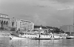 Magyarország, Budapest V., Vigadó (Molotov) tér, előtérben a Szabadság (Zsófia) hajó., 1955, Szent-tamási Mihály, hajó, építészet, Feszl Frigyes-terv, tűzfal, épületkár, gőzhajó, lapátkerekes hajó, hajóállomás, modern építészet, Szabadság/Zsófia/Zsófia herczegnő hajó, Budapest, Nyiri István-terv, rendezvényközpont, Fortepan #14216