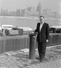 Magyarország, Budapest II., budai alsó rakpart a Bem József tér környékén, háttérben a Parlament., 1959, Szent-tamási Mihály, portré, férfi, Steindl Imre-terv, vízpart, országház, neogótika, Duna, vízibusz, kikötőbak, eklektikus építészet, Budapest, Fortepan #14218