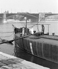 Magyarország, Budapest II., budai alsó rakpart a Bem József tér környékén, háttérben a Margit híd., 1959, Szent-tamási Mihály, uszály, csónak, kikötőbak, Budapest, Fortepan #14219