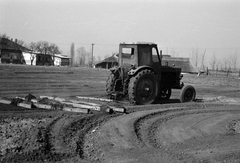 Magyarország, Monor, Kossuth Tsz kertészete, tavaszi talajegyengetés., 1972, Péterffy István, traktor, borona, Fortepan #142212