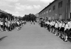 Magyarország, Monor, a Kossuth Lajos utca 88. melletti tér, jobbra az épület végénél a Forrás utca torkolata. Járási jubileumi üttőrőtalálkozó 1971. május 30-án., 1971, Péterffy István, Fortepan #142226