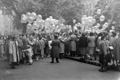 Magyarország, Budapest V., József nádor tér, gyülekező egy Május 1 -i felvonulásra., 1959, Szent-tamási Mihály, léggömb, május 1, Budapest, Fortepan #14223