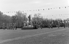 Magyarország, Budapest XIV., Ötvenhatosok tere (Felvonulási tér), május 1-i felvonulás., 1959, Szent-tamási Mihály, politikai dekoráció, felvonulás, május 1, Budapest, pódiumautó, Fortepan #14225