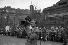 Magyarország, Budapest VII.,Budapest XIV., Dózsa György út, Ötvenhatosok tere (Felvonulási tér), május 1-i felvonulás, az operatőr Knoll István., 1959, Szent-tamási Mihály, munkásőr, politikai dekoráció, felvonulás, május 1, filmkamera, operatőr, Arriflex-márka, Budapest, Fortepan #14230