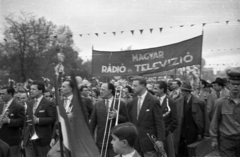 Magyarország, Budapest XIV., Ötvenhatosok tere (Felvonulási tér), május 1-i felvonulás. Előtérben a Magyar Rádió Tánczenekara zenészei, trombitával Zsoldos Imre, mellette pozannal Zsoldos Ernő., 1959, Szent-tamási Mihály, felvonulás, május 1, Budapest, Magyar Rádió, Fortepan #14232