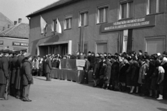 Magyarország, Monor, katonai eskütétel a Kossuth Lajos utca 88. melletti téren, balra az épület végénél a Forrás utca torkolata., 1971, Péterffy István, puska, szurony, katona, felirat, eskütétel, tábla, Fortepan #142364