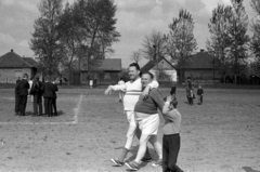 Magyarország, Péteri, Petőfi Sándor utca, sportpálya. A felvétel a helyi sportvezetők és a testületek focimeccse után készült., 1970, Péterffy István, labdarúgás, Fortepan #142380