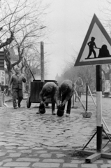 Hungary, Cegléd, Rákóczi utca, gázcsőfektetés utáni útjavítás., 1970, Péterffy István, road construction, road sign, Fortepan #142423