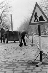 Hungary, Cegléd, Rákóczi utca, gázcsőfektetés utáni útjavítás., 1970, Péterffy István, road construction, road sign, Fortepan #142424