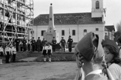 Hungary, Monor, ünnepség a Kossuth Lajos utca 88. előtti szovjet hősi emlékműnél, háttérben a református templom., 1969, Péterffy István, Fortepan #142438