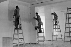 Hungary, Albena, az ABC áruház átadás előtti festése., 1969, Péterffy István, ladder, beret, bucket, House painter and decorator , three people, odd one out, Fortepan #142455