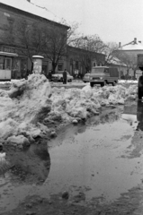 Hungary, Monor, Kossuth Lajos utca a Petőfi Sándor utca felé nézve, balra a 79. számú ház., 1969, Péterffy István, winter, puddle, Zuk-brand, ad pillar, snow piles, Fortepan #142459