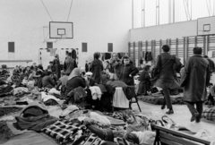 Hungary, Szeged, a tiszai árvíz miatt kiköltöztetett emberek átmeneti szállása., 1970, Péterffy István, gym, wall-bars, plaid, basketball hoop, emergency housing, Fortepan #142493