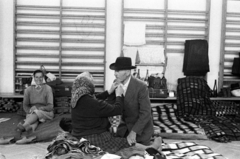 Hungary, Szeged, a tiszai árvíz miatt kiköltöztetett emberek átmeneti szállása., 1970, Péterffy István, hat, headscarf, gym, wall-bars, plaid, man and woman, refugee, Fortepan #142495