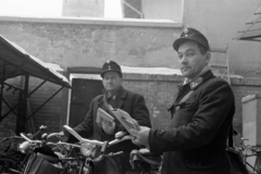 Hungary, Cegléd, kézbesítők a postahivatal udvarán., 1970, Péterffy István, bicycle, postman, Fortepan #142506