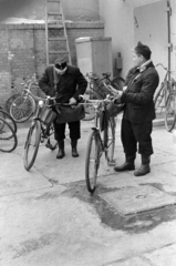 Hungary, Cegléd, kézbesítők a postahivatal udvarán., 1970, Péterffy István, bicycle, postman, Fortepan #142507