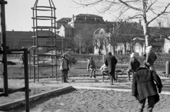 Hungary, Cegléd, Kossuth tér, háttérben a Kultúrpalota, ma Kossuth Művelődési Központ., 1970, Péterffy István, playground, monkey bar, Fortepan #142509