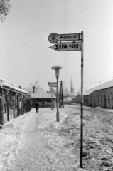 Magyarország, Monor, Móricz Zsigmond utca a Mártírok utca felé nézve, buszállomás és az épülő ABC-áruház a vasútállomással szemben., 1968, Péterffy István, MÁVAUT-szervezet, autóbuszállomás, zománctábla, Fortepan #142513