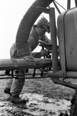 Hungary, Gomba, Felsőfarkasd, a Monori Állami Gazdaság üzemegysége, a borsóföldön végzik a vegyszeres gyomirtást., 1970, Péterffy István, agriculture, sprayer, agricultural machine, weed control, Fortepan #142537