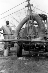 Hungary, Gomba, Felsőfarkasd, a Monori Állami Gazdaság üzemegysége, a borsóföldön végzik a vegyszeres gyomirtást., 1970, Péterffy István, agriculture, bucket, gas mask, sprayer, agricultural machine, Fortepan #142538