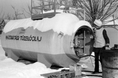 Magyarország, Monor, deecember 11-én nyílt meg a Mátyás király utcában a 10 ezer liter űrtartalmú új, háztartási olajkút., 1971, Péterffy István, olajkút, hordó, munkásnő, tartály, Fortepan #142557