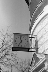 Hungary, Cegléd, Kossuth tér - Szabadság tér sarok., 1970, Péterffy István, public clock, Fortepan #142571