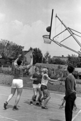 Hungary, Monor, Dózsa György utca, a József Attila Gimnázium kosárlabda pályája. Kistext - Monori SE férfi NB III-as mérkőzés., 1970, Péterffy István, basketball, basketball hoop, Fortepan #142575