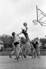 Hungary, Monor, Dózsa György utca, a József Attila Gimnázium kosárlabda pályája. Kistext - Monori SE női NB III-as mérkőzés., 1970, Péterffy István, basketball, basketball hoop, Fortepan #142578