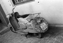 Hungary, Monor, a Petőfi Sándor utca 30. számú ház verandáján egy Puch robogó., 1970, Péterffy István, Puch-brand, scooter, number plate, Fortepan #142585