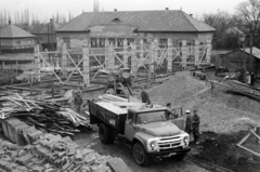 Hungary, Monor, a főtéri OTP-társasház építkezése, háttérben a Művelődési Ház., 1970, Péterffy István, construction, commercial vehicle, ZIL-brand, conveyor belt, concrete-mixer, Fortepan #142601