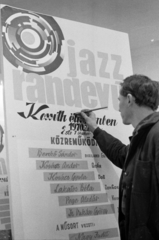 Hungary, Cegléd, Pesti út, a Róna Vendéglátó Vállalat dekorációs műhelye., 1970, Péterffy István, sign painter, jazz history, extinct crafts, Fortepan #142627