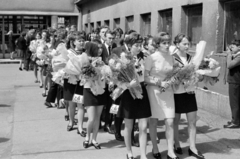 Hungary, Monor, Ady Endre út 12-14., József Attila Gimnázium (később József Attila Gimnázium és Közgazdasági Szakközépiskola), ballagás., 1970, Péterffy István, graduation, sailor blouse, bouquet, scrip, Fortepan #142639