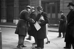 Magyarország, Budapest V., Bank utca - Vadász utca sarok, szemben a Bank utca 9., a háborúban megsemmisült, ma a Podmaniczy Frigyes tér van a helyén., 1938, Chuckyeager tumblr, újságárus, Budapest, Fortepan #142667