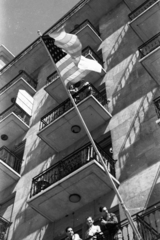 Hungary, Budapest V., Kossuth Lajos tér 18., az Egyesült Államok katonai missziójának székháza az amerikai magyarok gyógyszerajándékának átadásakor., 1945, Chuckyeager tumblr, flag, balcony, Budapest, Fortepan #142697