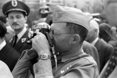 Hungary, Budapest V., Kossuth Lajos tér. A felvétel a 18. számú épület, az Egyesült Államok katonai missziójának székháza előtt az amerikai magyarok gyógyszerajándékának átadásakor készült., 1945, Chuckyeager tumblr, glasses, wrist watch, camera, photography, American soldier, Budapest, Zeiss Super Ikonta, Fortepan #142700