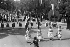 Hungary, Budapest VI., Andrássy út, május 1-i felvonulók, háttérben jobbra a Bajza utca., 1949, Chuckyeager tumblr, march, folk costume, Budapest, Fortepan #142711