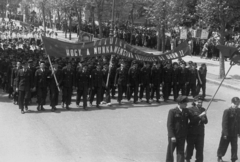 Magyarország, Budapest VI., Andrássy út, május 1-i felvonulók, háttérben jobbra a Bajza utca., 1949, Chuckyeager tumblr, felvonulás, Budapest, jelmondat, katonaság, Fortepan #142718