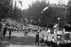 Magyarország, Budapest VI., Andrássy út, május 1-i felvonulók, háttérben jobbra a Bajza utca., 1949, Chuckyeager tumblr, úttörő, felvonulás, Budapest, Fortepan #142721