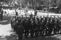 Magyarország, Budapest VI., Andrássy út, május 1-i felvonulók, háttérben jobbra a Bajza utca., 1949, Chuckyeager tumblr, zászló, felvonulás, címer, Kossuth címer, Budapest, Fortepan #142731