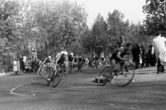 Magyarország, Budapest VI., Andrássy út, a háztömbkörüli kerékpárverseny résztvevői a Hősök tere felől érkezve befordulnak a Bajza utcába., 1948, Chuckyeager tumblr, Budapest, kerékpárverseny, országúti kerékpár, karszalag, Fortepan #142738