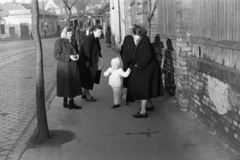 Magyarország, Budapest IV., István (Bajcsy-Zsilinszky) út, balra a Deák Ferenc utca, a villamos jobbra a Görgey Artúr (Dózsa György) utcába kanyarodik., 1951, Chuckyeager tumblr, Budapest, utcakép, kabát, villamos, gyerek, anya, kézenfogva, Fortepan #142759