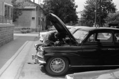 Hungary, Eger, Knézich Károly utca, a felvétel a Minaret melletti parkólóban készült. Balra a Markhot Ferenc kórház kerítése és portaépülete látható., 1965, Chuckyeager tumblr, Skoda-brand, car repair, Fortepan #142793