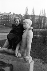 Hungary, Budapest XI., játszótér a Feneketlen-tó melletti parkban. Ülő fiú, az ivókút szobrát Gádor Magda alkotta (1961). Háttérben a Fadrusz utca házsora., 1965, Chuckyeager tumblr, beret, Budapest, Fortepan #142803