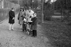 Hungary, Budapest XI., Bartók Béla út, park és teniszpályák a Feneketlen tó mellett. Szemben a Szabolcska Mihály utca torkolata, a kép bal szélén a Fadrusz utcai sarokház látszik., 1965, Chuckyeager tumblr, beret, Budapest, Fortepan #142807