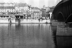 Magyarország, Budapest IX., az Elevátor-ház maradványai, háttérben a Boráros tér házai a Petőfi hídtól nézve., 1958, Chuckyeager tumblr, híd, folyó, Duna, Budapest, gabonatároló, Fortepan #142831